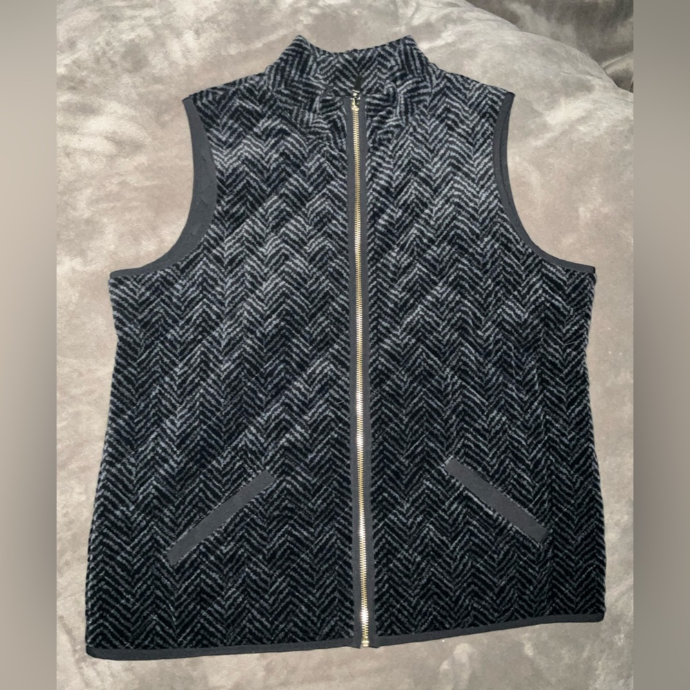 Soft Cozy Black and Gray Chevron Vest size M Gold Zipper accent and Pockets 🍁🍂